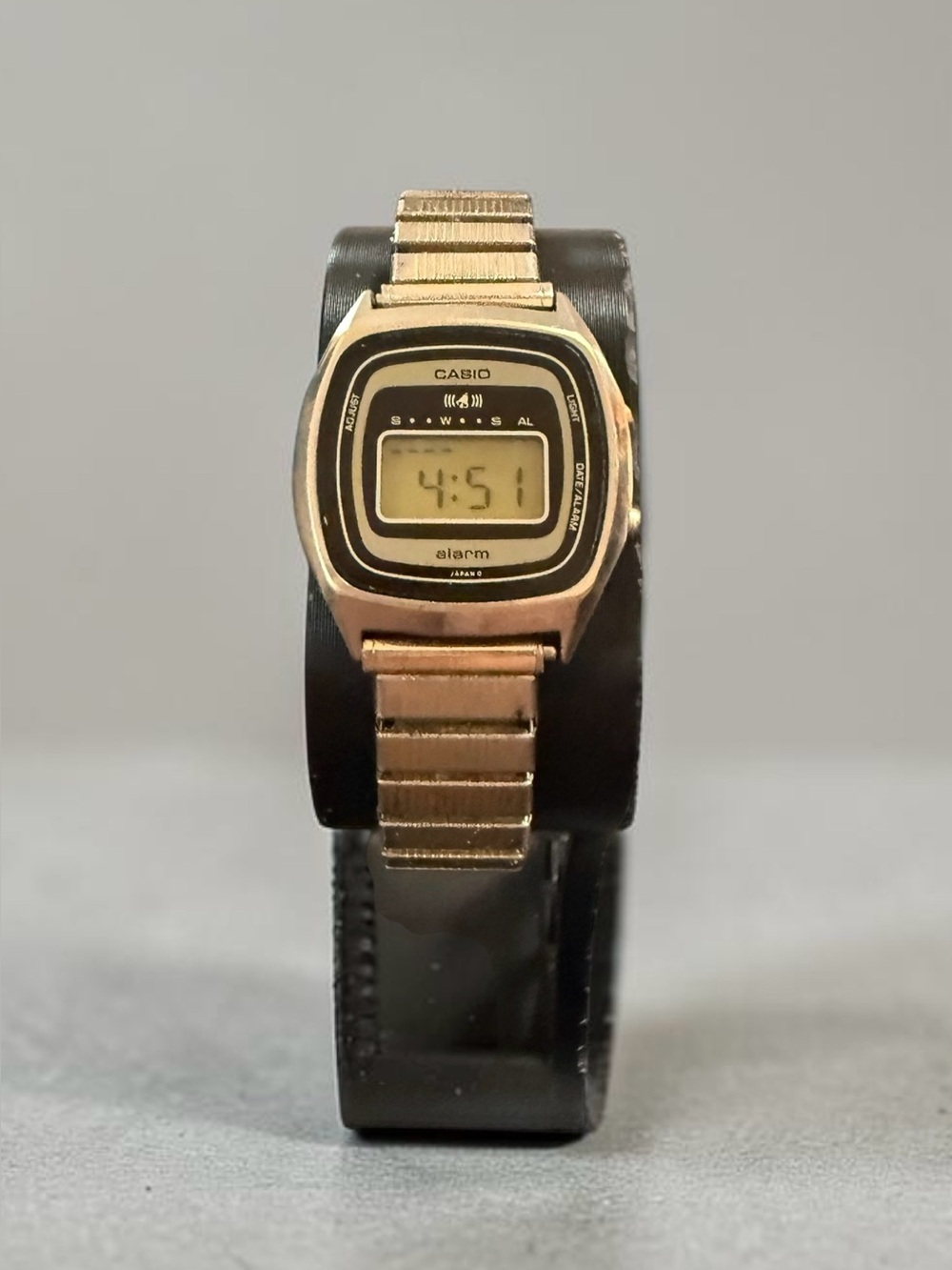 Vintage Casio LA-555G Digital Alarm Watch Japan LCD Runs Original Bracelet